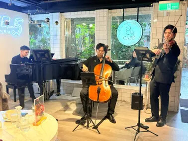 台北市捷運東門站餐廳：8% ice CAFÉ 永康公園店。結合了藝術、生活、公益的經營理念。聽著現場演奏享用著午餐