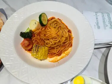 台北市捷運東門站餐廳：8% ice CAFÉ 永康公園店。結合了藝術、生活、公益的經營理念。聽著現場演奏享用著午餐