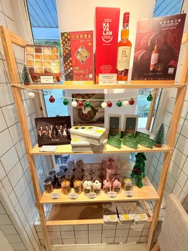 台北市捷運東門站餐廳：8% ice CAFÉ 永康公園店。結合了藝術、生活、公益的經營理念。聽著現場演奏享用著午餐