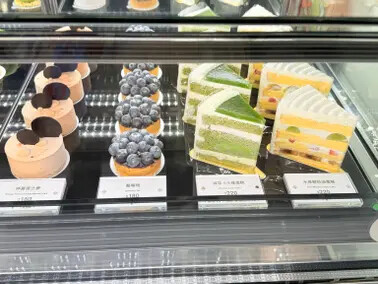 台北市捷運東門站餐廳：8% ice CAFÉ 永康公園店。結合了藝術、生活、公益的經營理念。聽著現場演奏享用著午餐