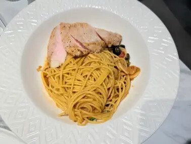 台北市捷運東門站餐廳：8% ice CAFÉ 永康公園店。結合了藝術、生活、公益的經營理念。聽著現場演奏享用著午餐