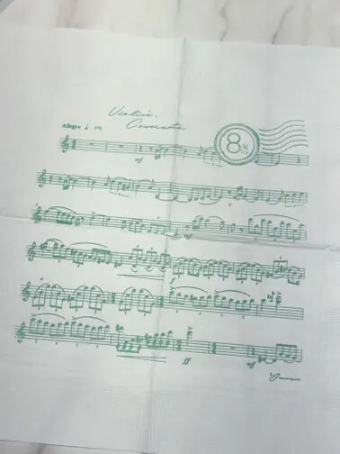 台北市捷運東門站餐廳：8% ice CAFÉ 永康公園店。結合了藝術、生活、公益的經營理念。聽著現場演奏享用著午餐