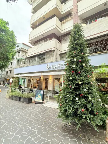 台北市捷運東門站餐廳：8% ice CAFÉ 永康公園店。結合了藝術、生活、公益的經營理念。聽著現場演奏享用著午餐