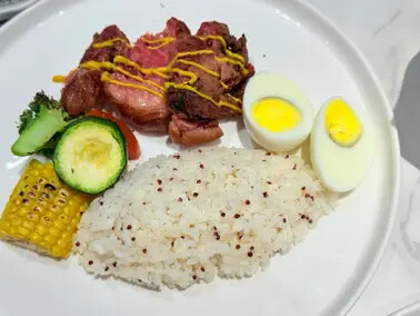 台北市捷運東門站餐廳：8% ice CAFÉ 永康公園店。結合了藝術、生活、公益的經營理念。聽著現場演奏享用著午餐