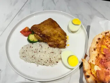 台北市捷運東門站餐廳：8% ice CAFÉ 永康公園店。結合了藝術、生活、公益的經營理念。聽著現場演奏享用著午餐