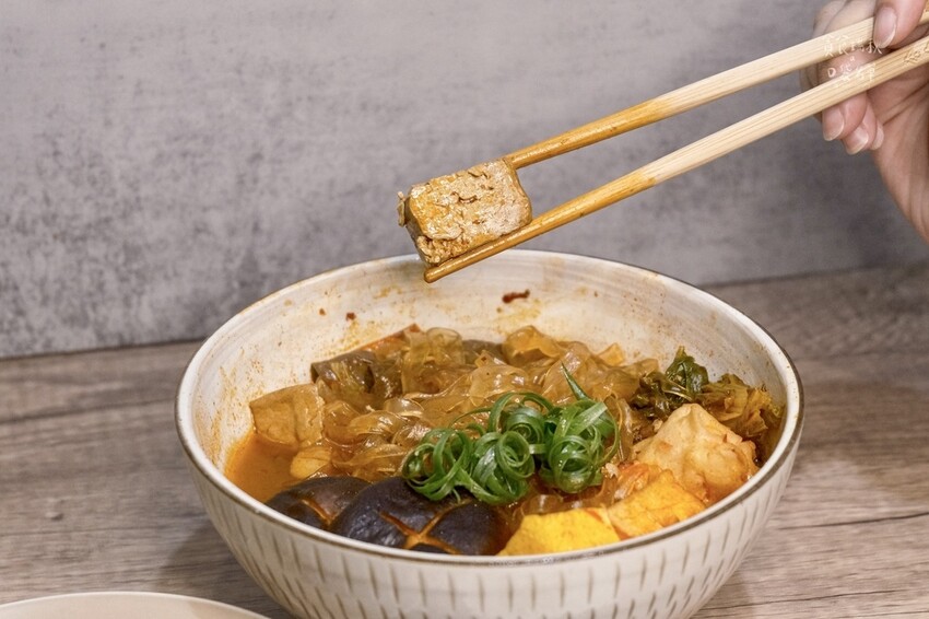 宅配美食｜在家也能大啖一番麻辣滋味！麻辣牛筋推薦、好吃鴨血推