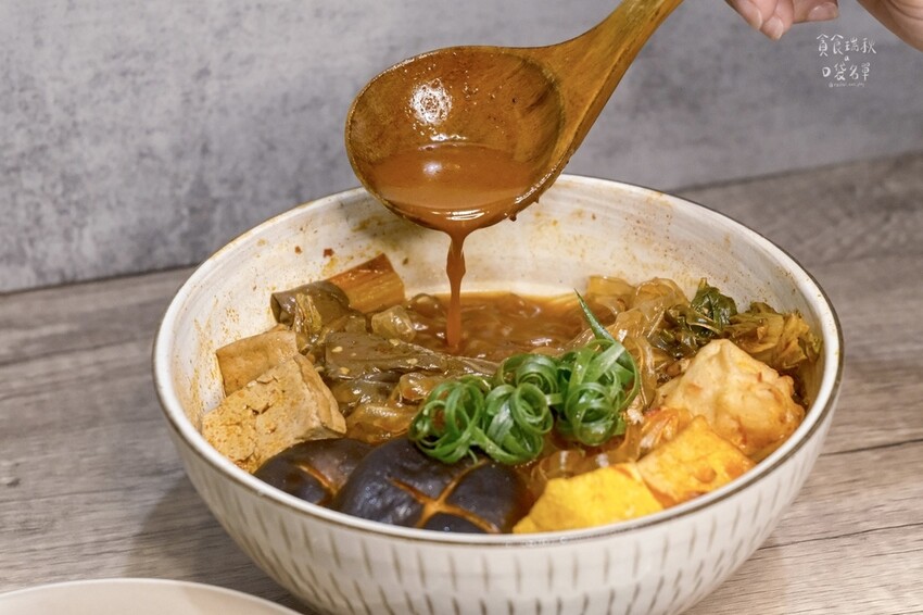 宅配美食｜在家也能大啖一番麻辣滋味！麻辣牛筋推薦、好吃鴨血推