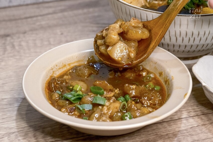 宅配美食｜在家也能大啖一番麻辣滋味！麻辣牛筋推薦、好吃鴨血推