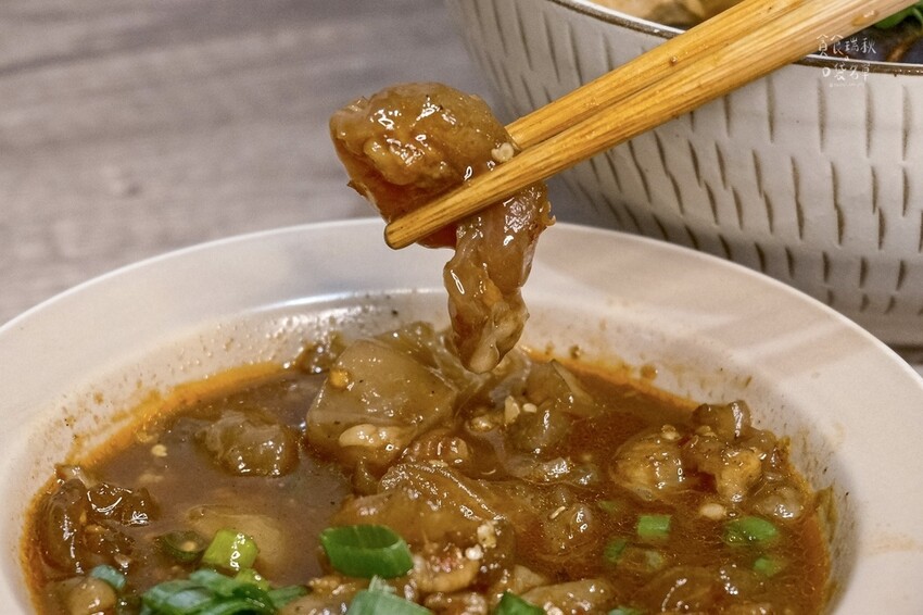 宅配美食｜在家也能大啖一番麻辣滋味！麻辣牛筋推薦、好吃鴨血推