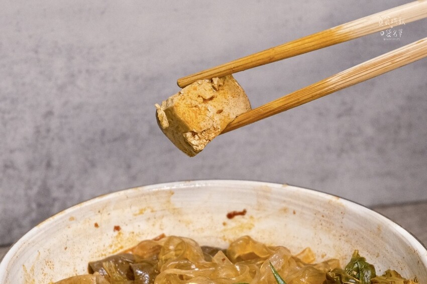 宅配美食｜在家也能大啖一番麻辣滋味！麻辣牛筋推薦、好吃鴨血推