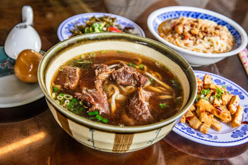 宜蘭縣宜蘭市品客牛肉麵｜網路幾乎無資料！湯鮮肉大塊還很便宜，藏身住宅區低調牛肉麵