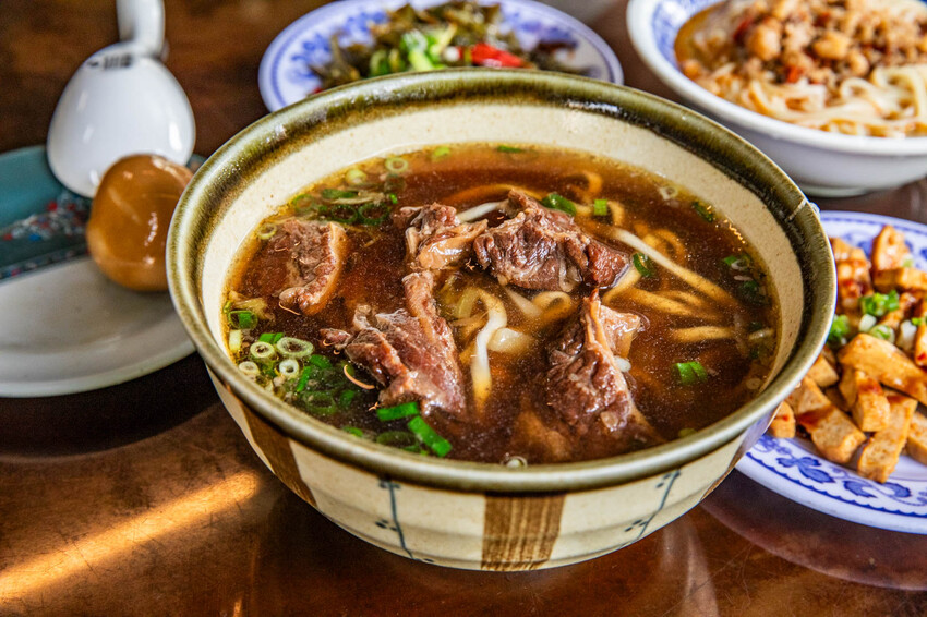 宜蘭縣宜蘭市品客牛肉麵｜網路幾乎無資料！湯鮮肉大塊還很便宜，藏身住宅區低調牛肉麵