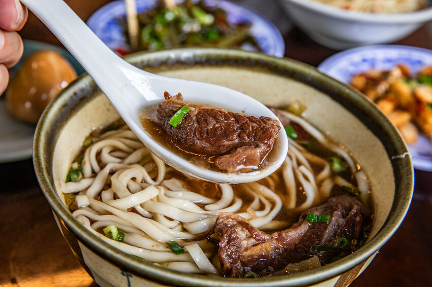 宜蘭縣宜蘭市品客牛肉麵｜網路幾乎無資料！湯鮮肉大塊還很便宜，藏身住宅區低調牛肉麵