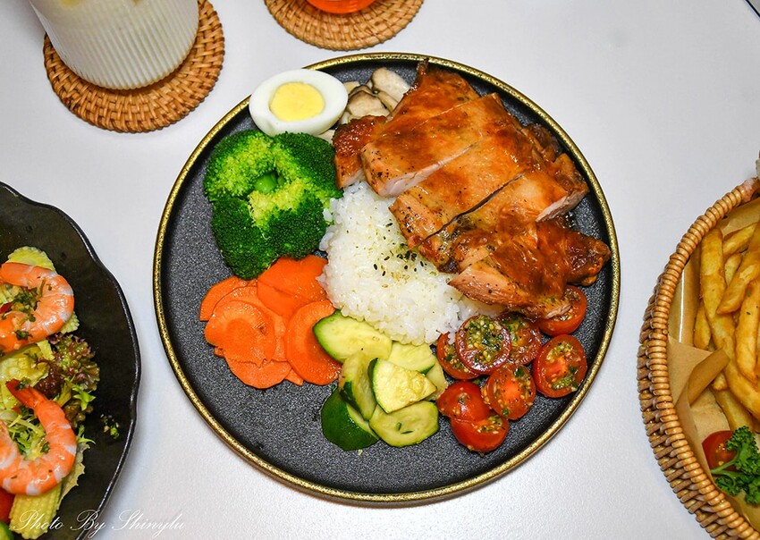 精緻異國料理，浪漫香氛蠟燭適合帶另一伴來用餐