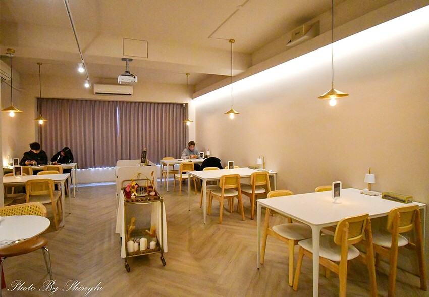 精緻異國料理，浪漫香氛蠟燭適合帶另一伴來用餐