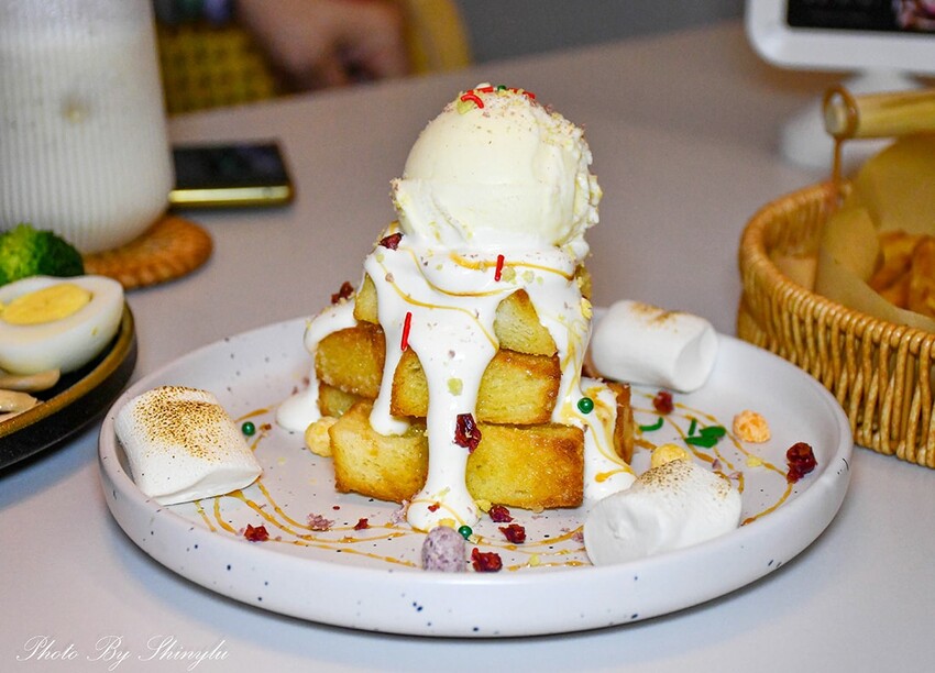 精緻異國料理，浪漫香氛蠟燭適合帶另一伴來用餐