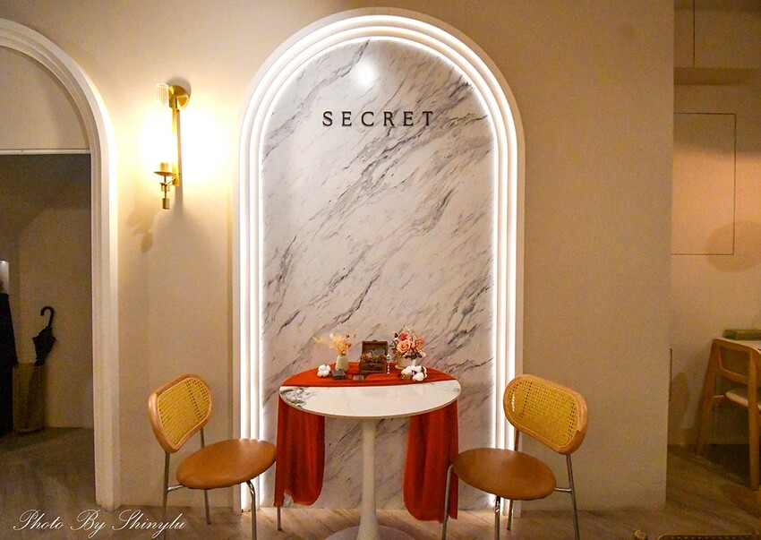 精緻異國料理，浪漫香氛蠟燭適合帶另一伴來用餐