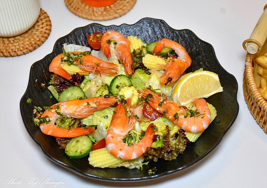 精緻異國料理，浪漫香氛蠟燭適合帶另一伴來用餐