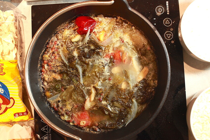 高雄市鼓山區吃。高雄市美食|鼓山區。「狂一鍋-高雄義享店」幾乎零負評的台式火鍋，台北爆紅名店狂一鍋高雄義享時尚廣場