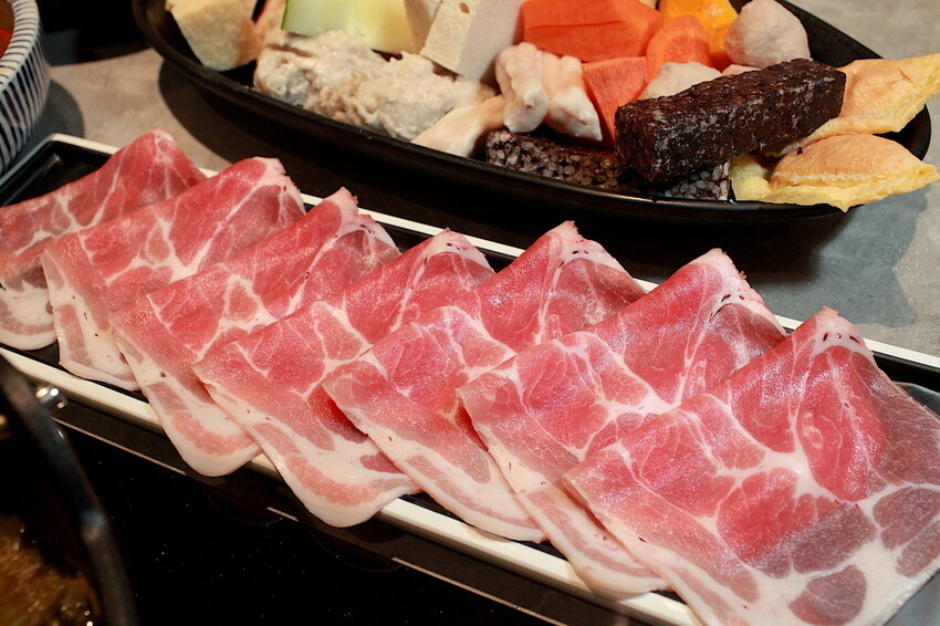 高雄市鼓山區吃。高雄市美食|鼓山區。「狂一鍋-高雄義享店」幾乎零負評的台式火鍋，台北爆紅名店狂一鍋高雄義享時尚廣場