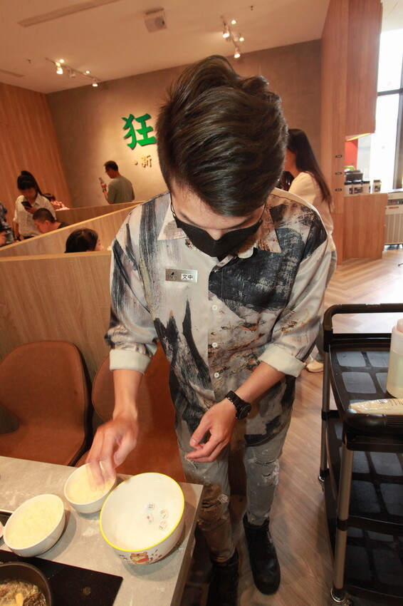 高雄市鼓山區吃。高雄市美食|鼓山區。「狂一鍋-高雄義享店」幾乎零負評的台式火鍋，台北爆紅名店狂一鍋高雄義享時尚廣場