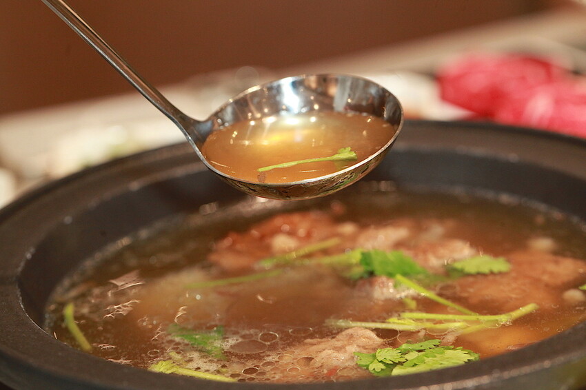 高雄市鼓山區吃。高雄市美食|鼓山區。「狂一鍋-高雄義享店」幾乎零負評的台式火鍋，台北爆紅名店狂一鍋高雄義享時尚廣場