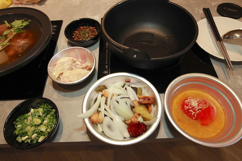 高雄市鼓山區吃。高雄市美食|鼓山區。「狂一鍋-高雄義享店」幾乎零負評的台式火鍋，台北爆紅名店狂一鍋高雄義享時尚廣場