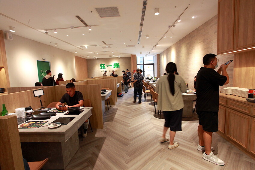 高雄市鼓山區吃。高雄市美食|鼓山區。「狂一鍋-高雄義享店」幾乎零負評的台式火鍋，台北爆紅名店狂一鍋高雄義享時尚廣場