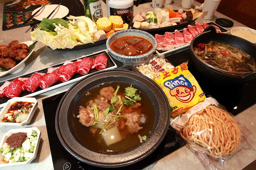 高雄市鼓山區吃。高雄市美食|鼓山區。「狂一鍋-高雄義享店」幾乎零負評的台式火鍋，台北爆紅名店狂一鍋高雄義享時尚廣場