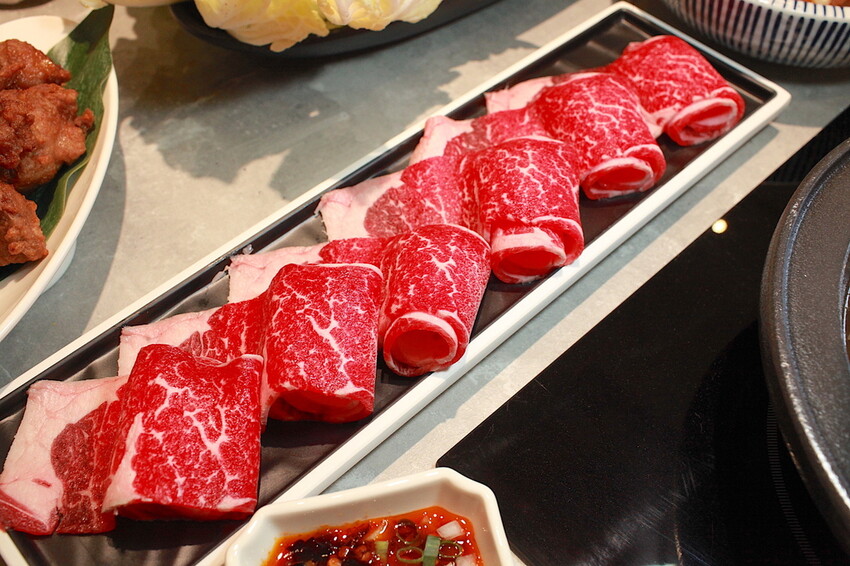 高雄市鼓山區吃。高雄市美食|鼓山區。「狂一鍋-高雄義享店」幾乎零負評的台式火鍋，台北爆紅名店狂一鍋高雄義享時尚廣場