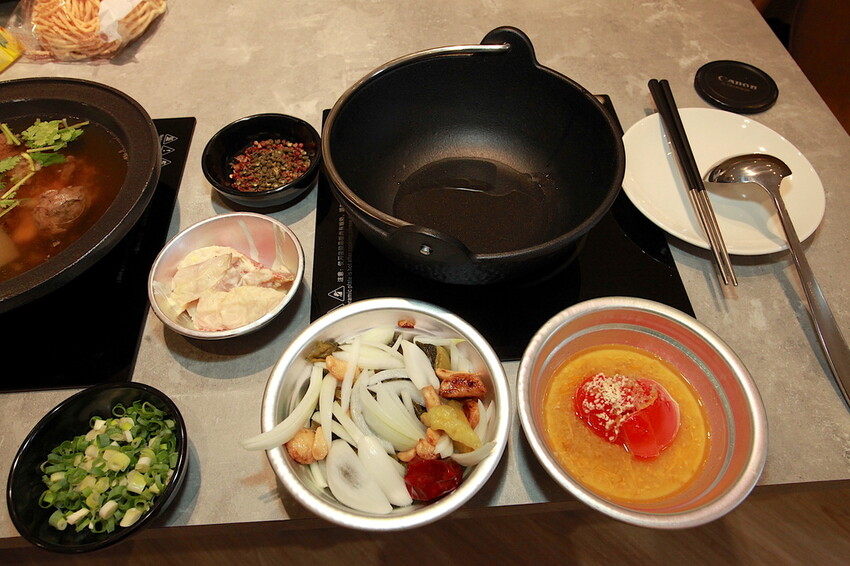 高雄市鼓山區吃。高雄市美食|鼓山區。「狂一鍋-高雄義享店」幾乎零負評的台式火鍋，台北爆紅名店狂一鍋高雄義享時尚廣場