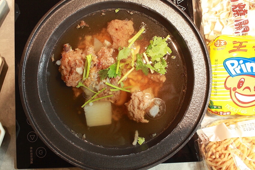 高雄市鼓山區吃。高雄市美食|鼓山區。「狂一鍋-高雄義享店」幾乎零負評的台式火鍋，台北爆紅名店狂一鍋高雄義享時尚廣場