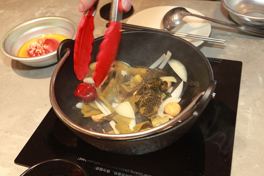 高雄市鼓山區吃。高雄市美食|鼓山區。「狂一鍋-高雄義享店」幾乎零負評的台式火鍋，台北爆紅名店狂一鍋高雄義享時尚廣場