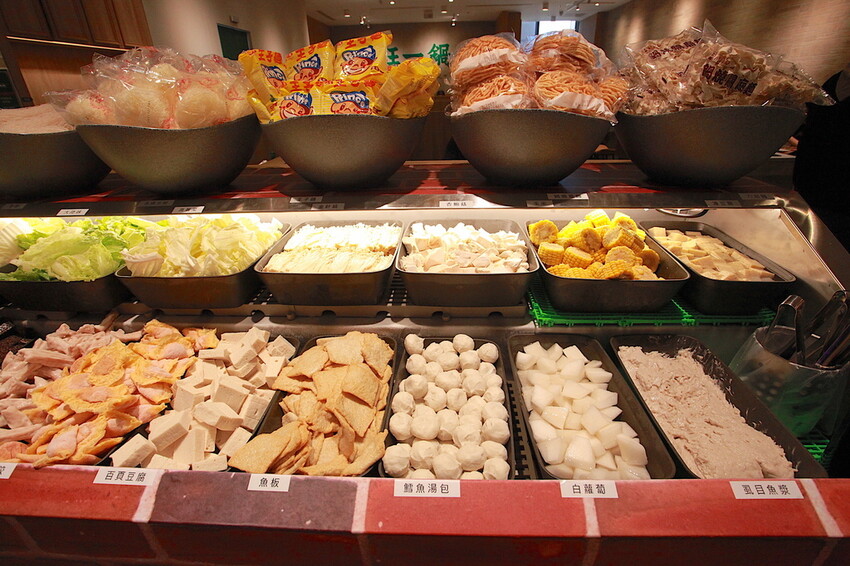 高雄市鼓山區吃。高雄市美食|鼓山區。「狂一鍋-高雄義享店」幾乎零負評的台式火鍋，台北爆紅名店狂一鍋高雄義享時尚廣場