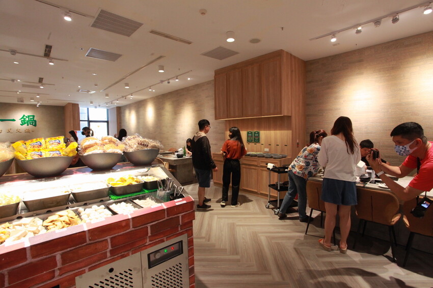 高雄市鼓山區吃。高雄市美食|鼓山區。「狂一鍋-高雄義享店」幾乎零負評的台式火鍋，台北爆紅名店狂一鍋高雄義享時尚廣場