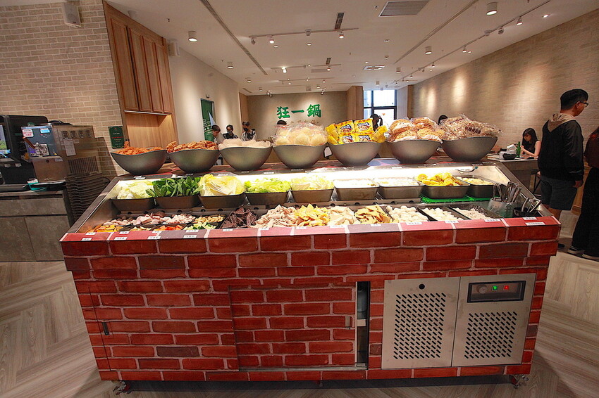高雄市鼓山區吃。高雄市美食|鼓山區。「狂一鍋-高雄義享店」幾乎零負評的台式火鍋，台北爆紅名店狂一鍋高雄義享時尚廣場