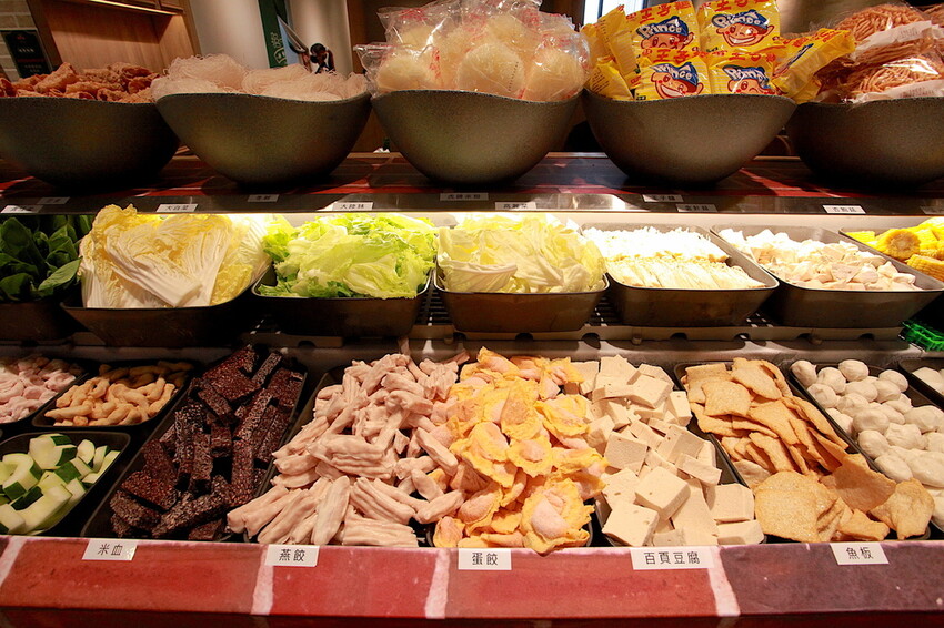 高雄市鼓山區吃。高雄市美食|鼓山區。「狂一鍋-高雄義享店」幾乎零負評的台式火鍋，台北爆紅名店狂一鍋高雄義享時尚廣場