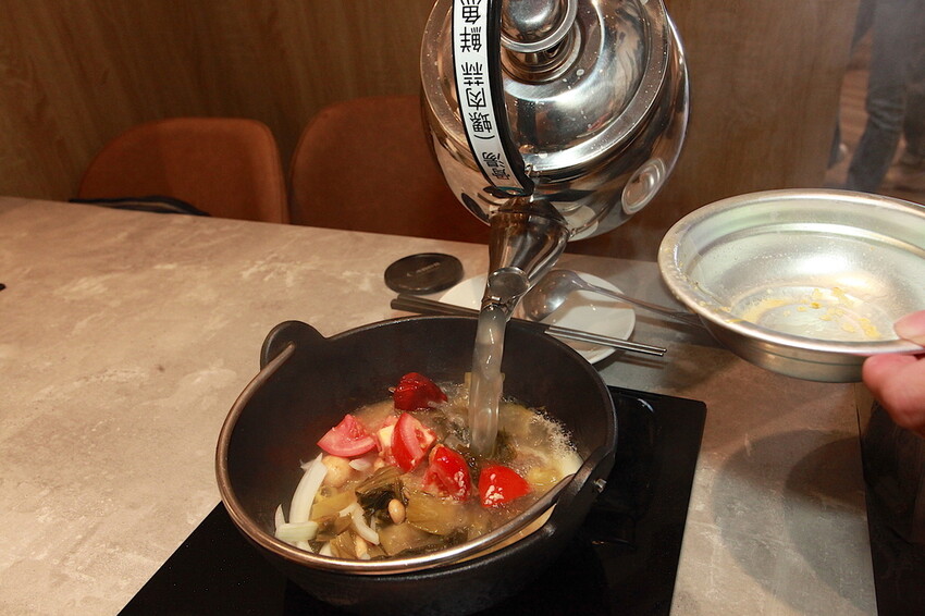 高雄市鼓山區吃。高雄市美食|鼓山區。「狂一鍋-高雄義享店」幾乎零負評的台式火鍋，台北爆紅名店狂一鍋高雄義享時尚廣場