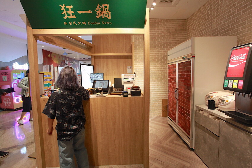 高雄市鼓山區吃。高雄市美食|鼓山區。「狂一鍋-高雄義享店」幾乎零負評的台式火鍋，台北爆紅名店狂一鍋高雄義享時尚廣場