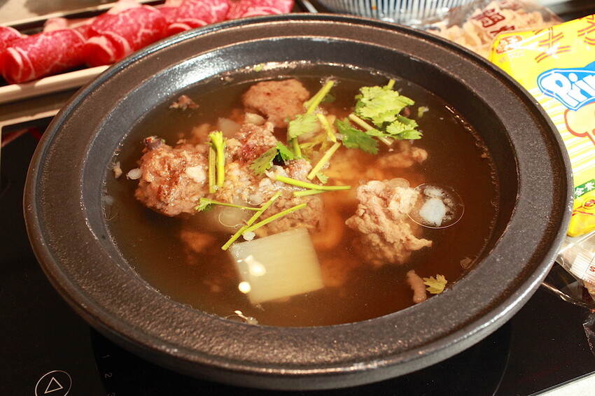 高雄市鼓山區吃。高雄市美食|鼓山區。「狂一鍋-高雄義享店」幾乎零負評的台式火鍋，台北爆紅名店狂一鍋高雄義享時尚廣場