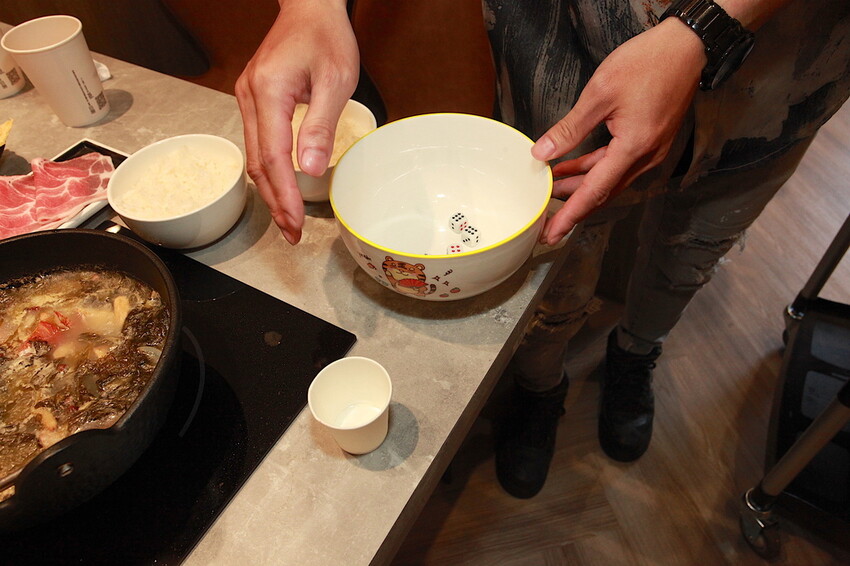 高雄市鼓山區吃。高雄市美食|鼓山區。「狂一鍋-高雄義享店」幾乎零負評的台式火鍋，台北爆紅名店狂一鍋高雄義享時尚廣場