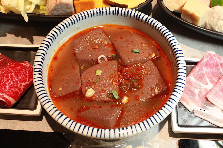 高雄市鼓山區吃。高雄市美食|鼓山區。「狂一鍋-高雄義享店」幾乎零負評的台式火鍋，台北爆紅名店狂一鍋高雄義享時尚廣場