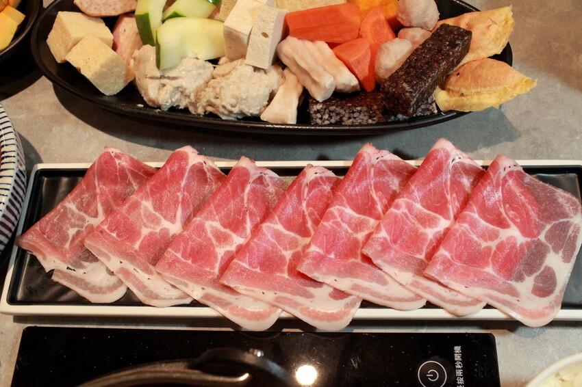 高雄市鼓山區吃。高雄市美食|鼓山區。「狂一鍋-高雄義享店」幾乎零負評的台式火鍋，台北爆紅名店狂一鍋高雄義享時尚廣場