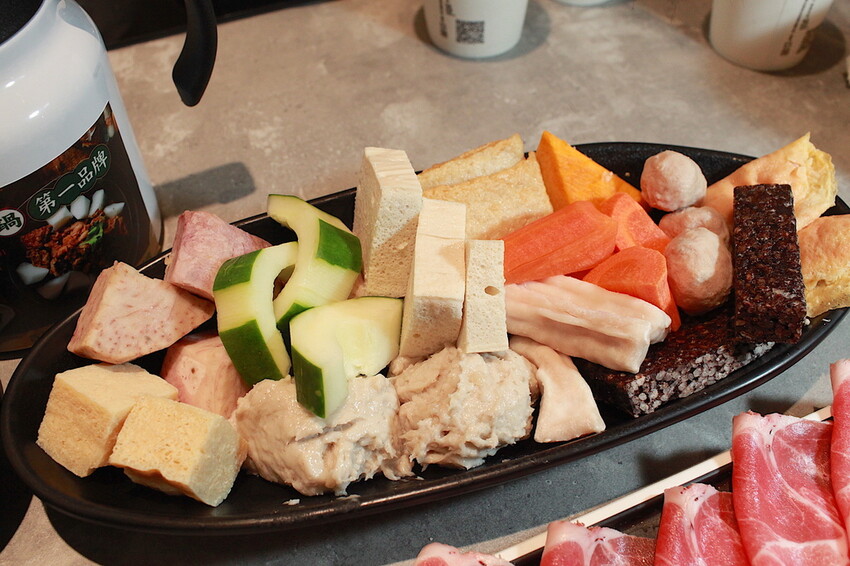 高雄市鼓山區吃。高雄市美食|鼓山區。「狂一鍋-高雄義享店」幾乎零負評的台式火鍋，台北爆紅名店狂一鍋高雄義享時尚廣場