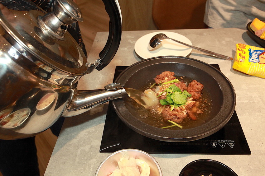 高雄市鼓山區吃。高雄市美食|鼓山區。「狂一鍋-高雄義享店」幾乎零負評的台式火鍋，台北爆紅名店狂一鍋高雄義享時尚廣場