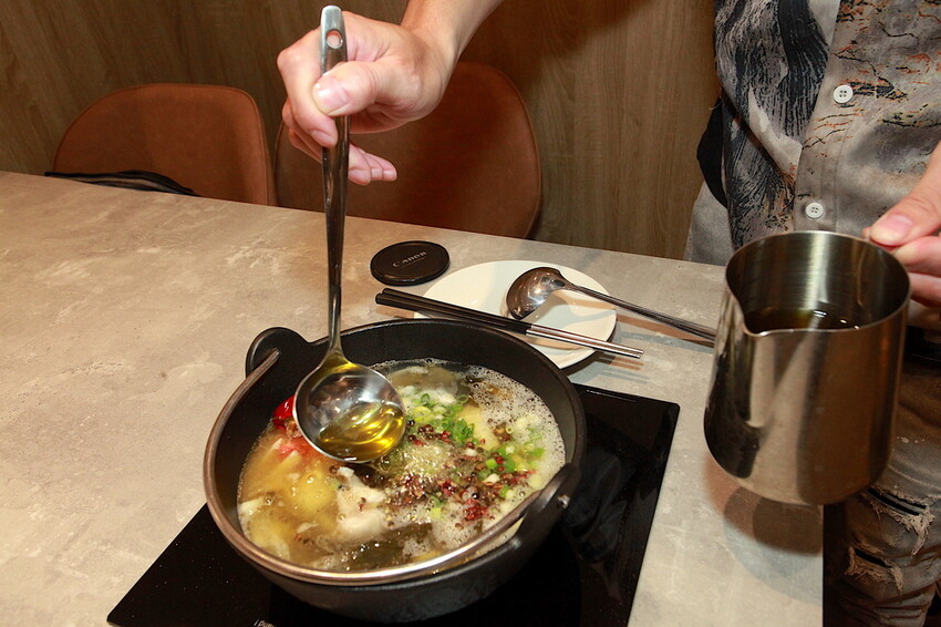 高雄市鼓山區吃。高雄市美食|鼓山區。「狂一鍋-高雄義享店」幾乎零負評的台式火鍋，台北爆紅名店狂一鍋高雄義享時尚廣場