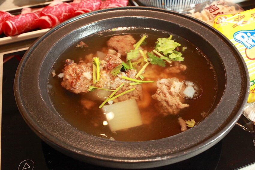 高雄市鼓山區吃。高雄市美食|鼓山區。「狂一鍋-高雄義享店」幾乎零負評的台式火鍋，台北爆紅名店狂一鍋高雄義享時尚廣場