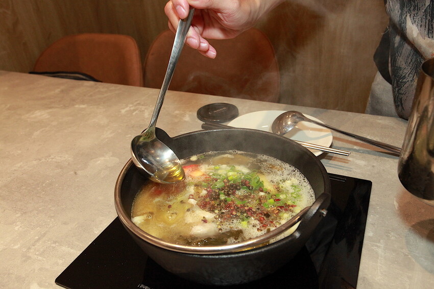 高雄市鼓山區吃。高雄市美食|鼓山區。「狂一鍋-高雄義享店」幾乎零負評的台式火鍋，台北爆紅名店狂一鍋高雄義享時尚廣場