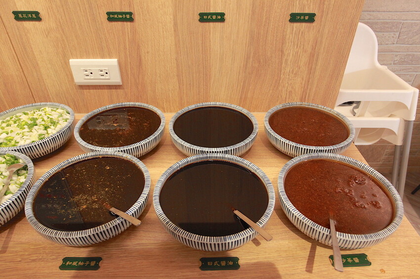 高雄市鼓山區吃。高雄市美食|鼓山區。「狂一鍋-高雄義享店」幾乎零負評的台式火鍋，台北爆紅名店狂一鍋高雄義享時尚廣場