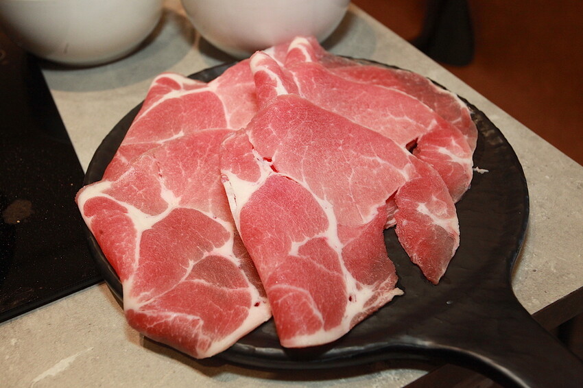 高雄市鼓山區吃。高雄市美食|鼓山區。「狂一鍋-高雄義享店」幾乎零負評的台式火鍋，台北爆紅名店狂一鍋高雄義享時尚廣場